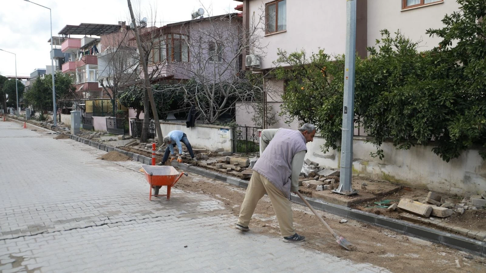 Burhaniye'de Yollar Yenileniyor: Belediye Hızla Çalışmalarına Devam Ediyor!