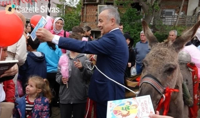 Eşek, kitap dağıtarak köy köy dolaşıyor