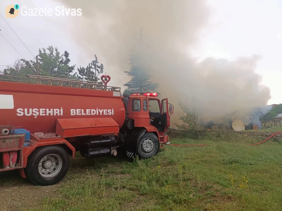 Yıldırım Düşen Baraka Kül Oldu!