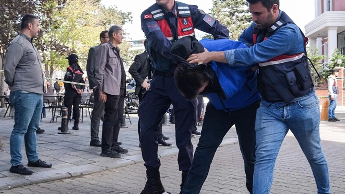 Gülme sesleri arasında gerçekleşen vahşi olay! Bir kişi "Bırak bebek ölsün" derken, diğeri umursamaz bir tavırla "Haha çekeceğim fişi" dedi