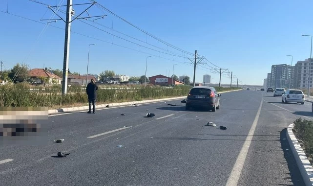 Elektrikli motosiklet sürücüsü, otomobil çarpışması sonucu yaralandı