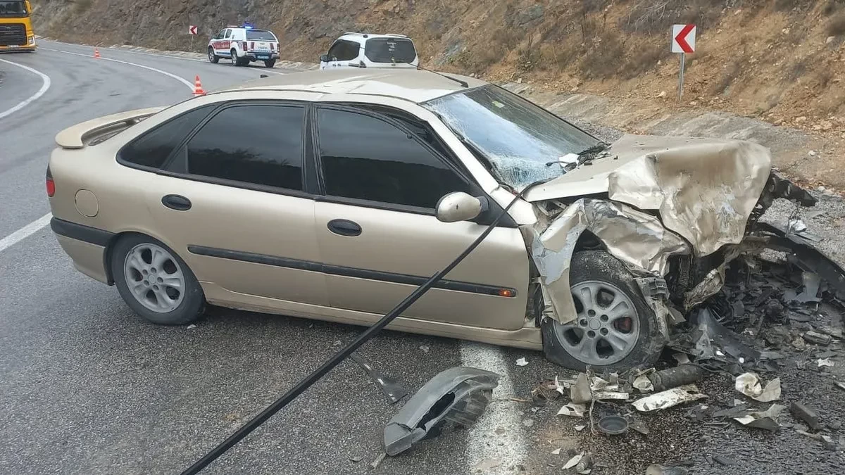 Sivas'ta Trajik Kaza: Minibüs ile Otomobil Kafa Kafaya Çarpıştı, 10 Kişi Yaralandı