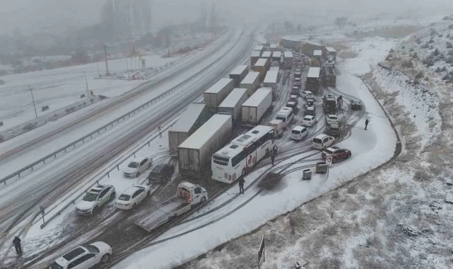 Erzincan - Sivas Karayolu Beyaza Büründü, Ulaşım Felç Oldu