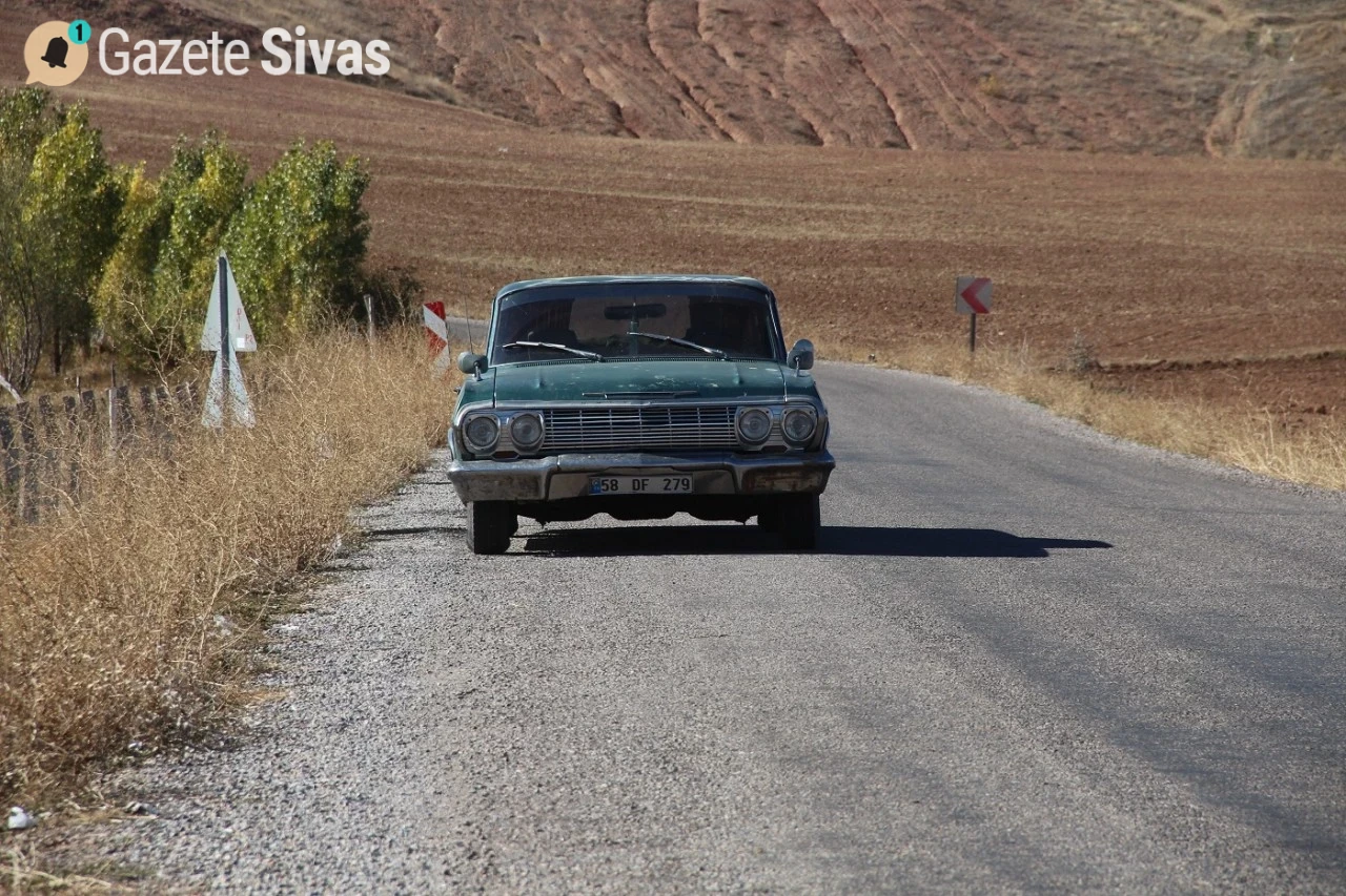 Sivaslı Restorasyon Uzmanı, Antika Aracıyla Yolda Kalmış Sürücülere Yardım Eli Uzatıyor