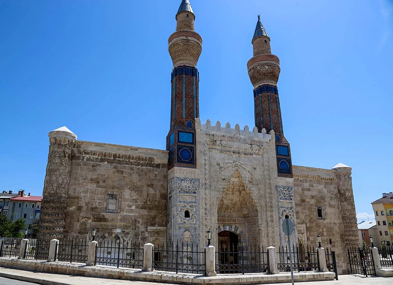 Sivas'ın Tarihi Kale ve Gökmedrese'nin Restorasyonu ve Bakımı İçin Hazırlıklar Başlıyor