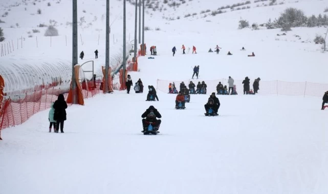 Sivas Yıldız Beldesi'nde Kar Kalınlığı 75 Santimetreye Ulaştı, İlçe Beyaza Büründü!