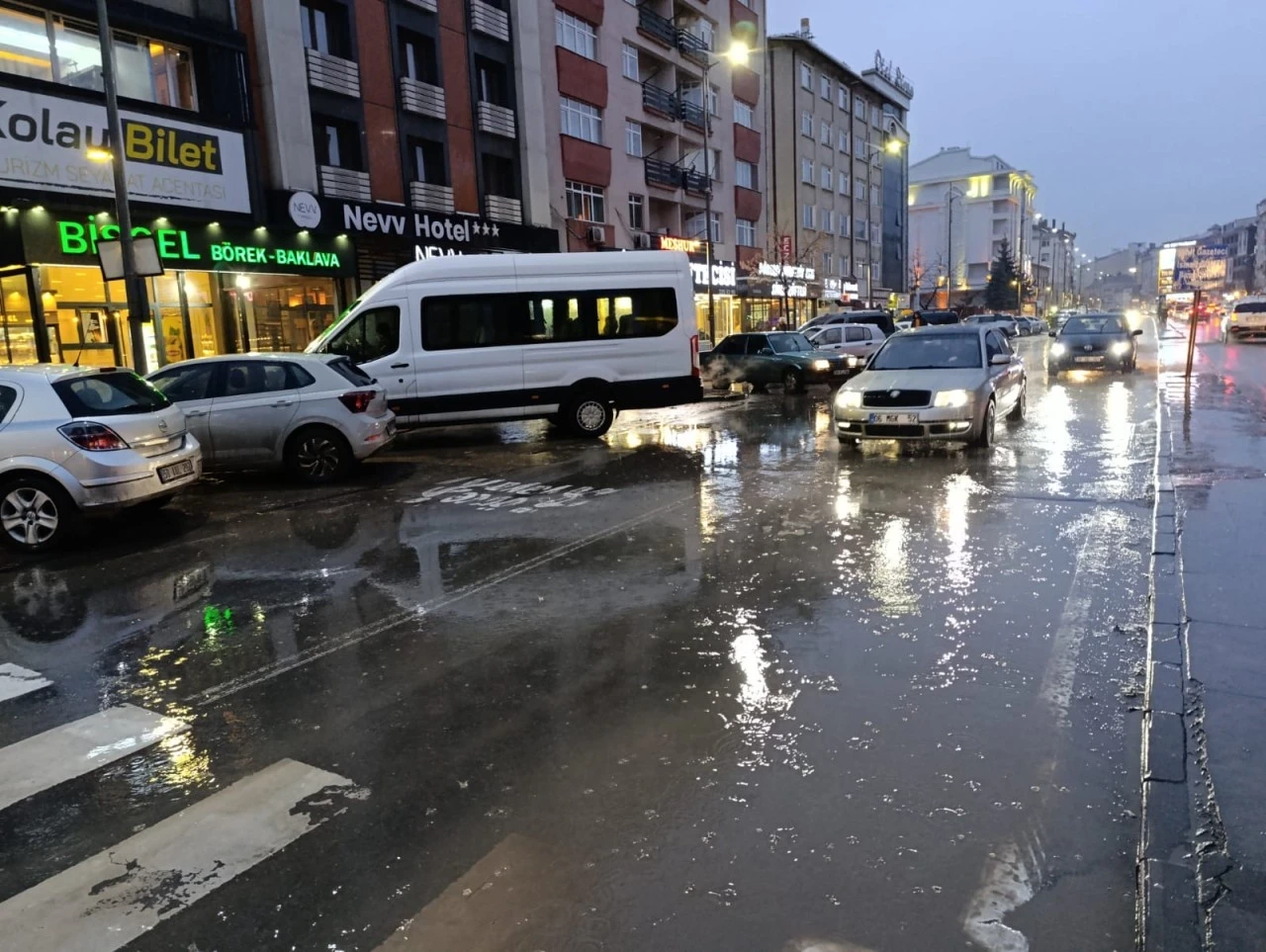 Sivas'ta Yağmur Yolları Gölete Çevirdi, Sürücüler İsyan Etti!