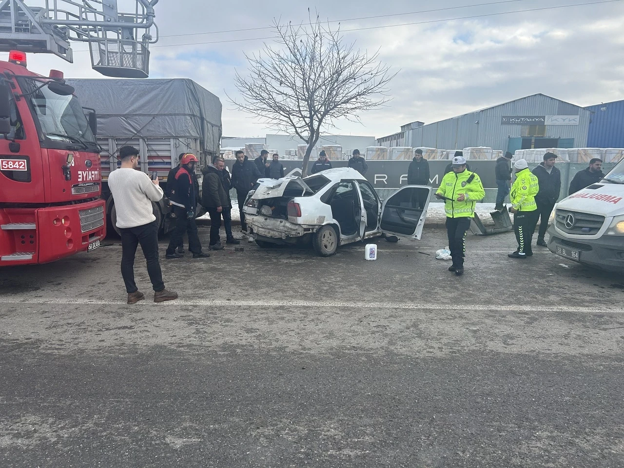 Sivas'ta Otomobil ile TIR Kaza Yaptı, Sürücü Hayati Tehlikesi Devam Ediyor