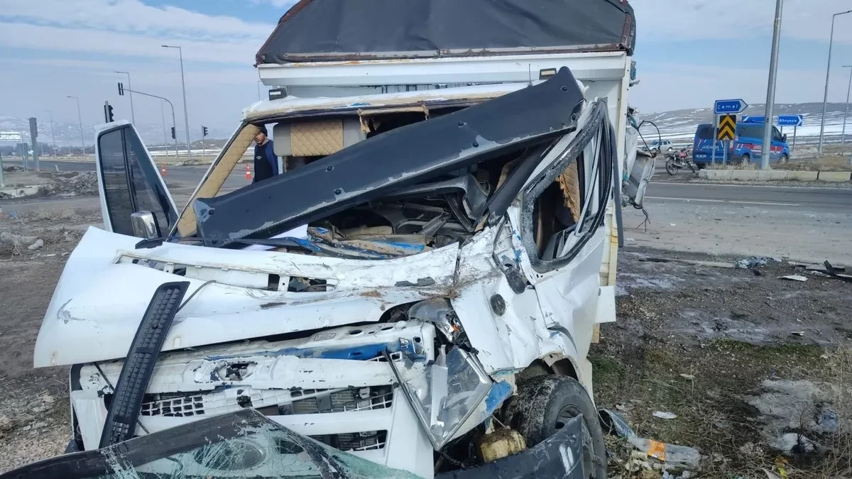 Sivas'ta Meydana Gelen TIR ile Kamyonet Kaza Yaptı: 3 Kişi Yaralandı