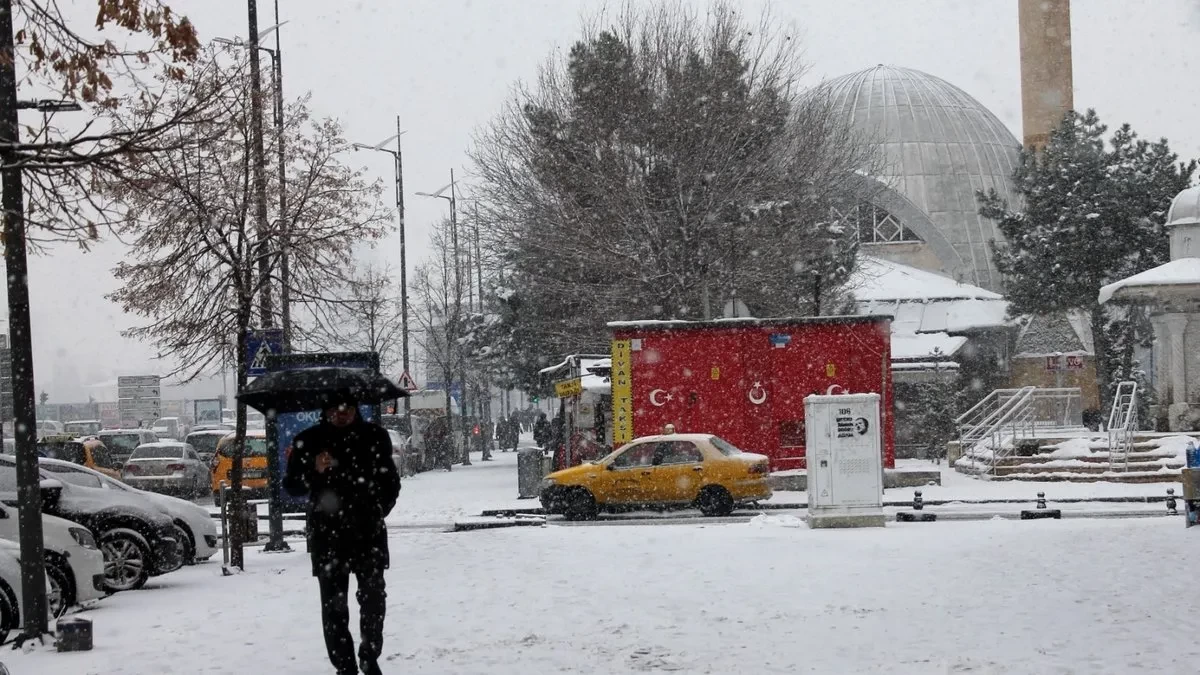 Sivas'ı Büyüleyen Kar Yağışıyla Şehir Beyaz Bir Örtüyle Kaplandı!