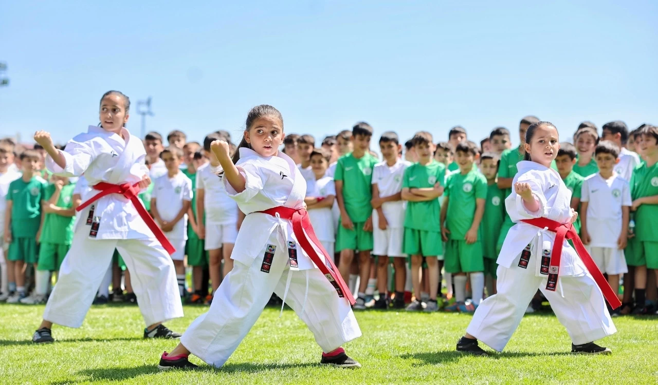 Sivas'ta Bin 200 Çocuk Sporla Buluştu