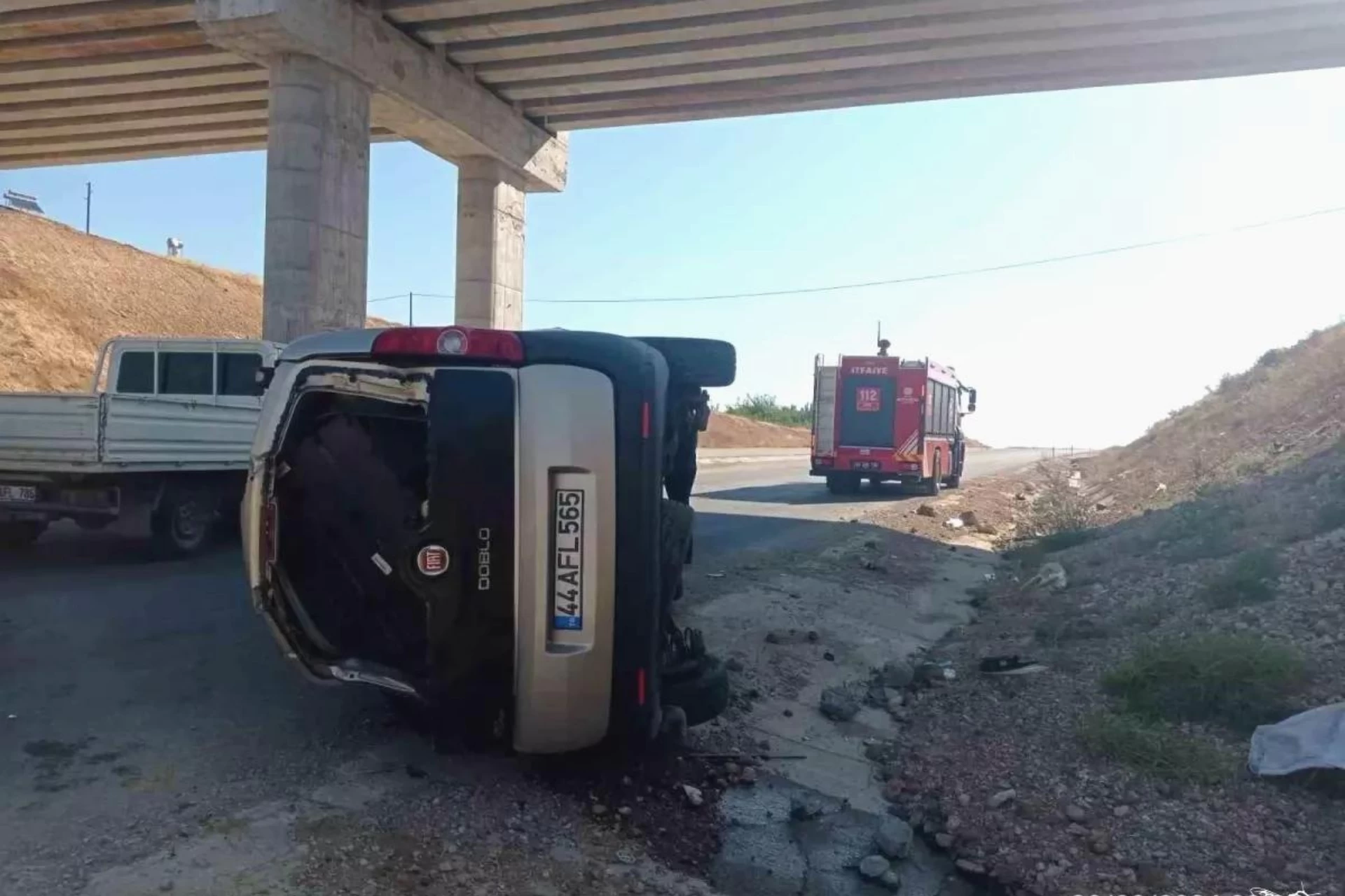 Malatya-Sivas Karayolunda Hafif Ticari Araç Devrildi: 2 Kişi Hafif Yaralandı