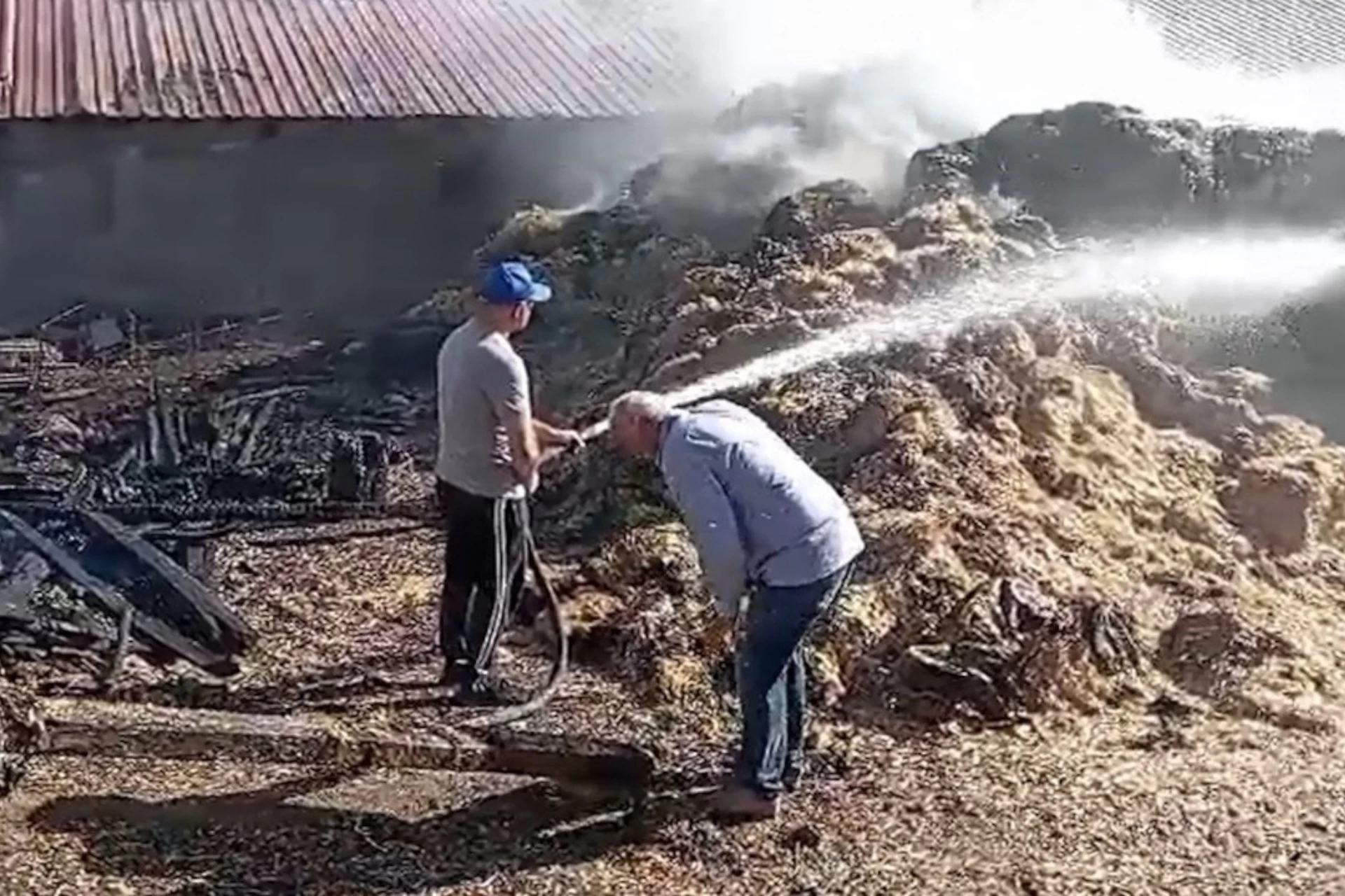 Sivas'ın Yıldızeli İlçesinde Ahır Yangını: 1500 Balya Saman Zarar Gördü