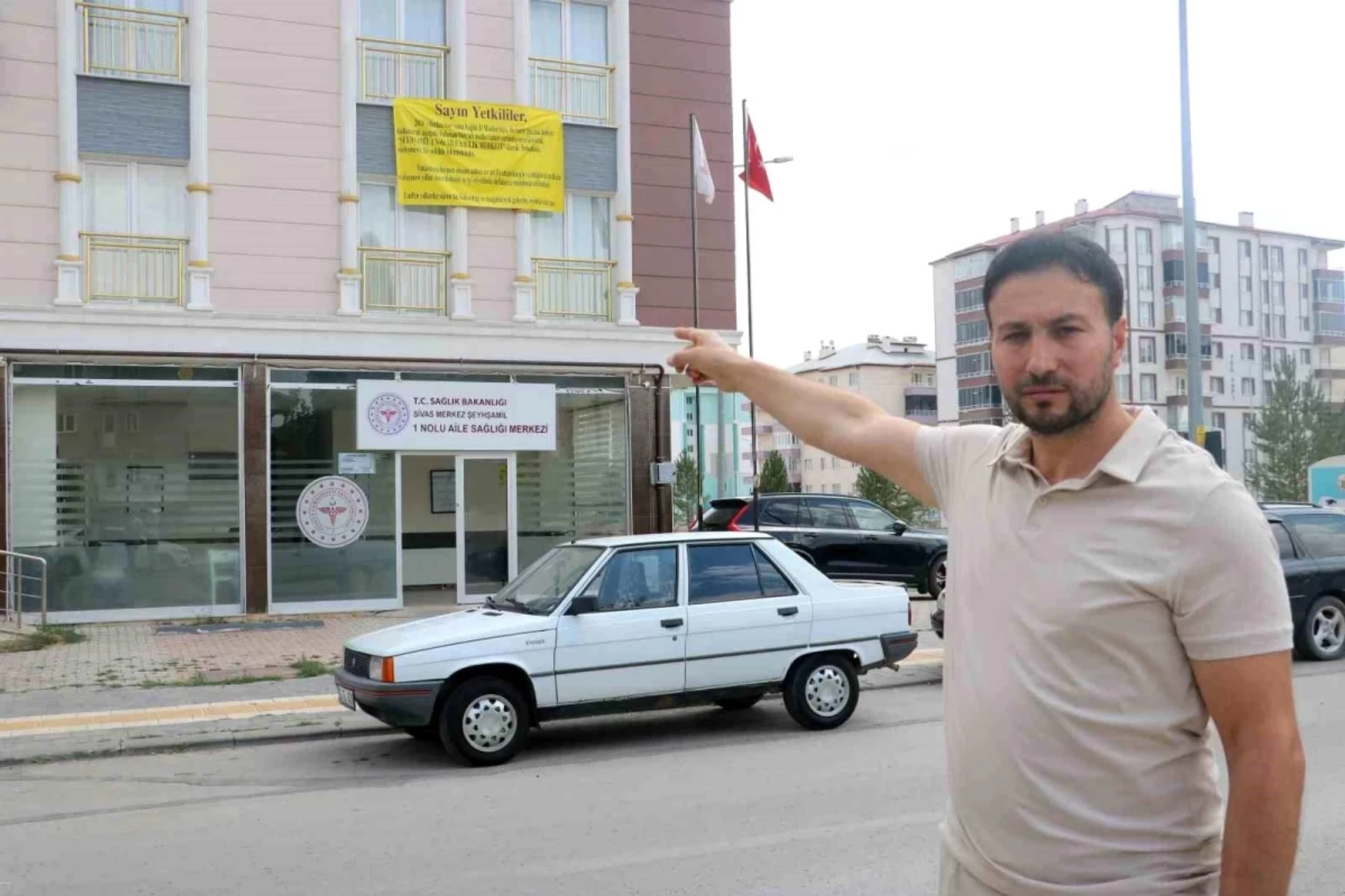 Sivas'ta Gurbetçi, Mülkünün Geri Alınamaması Üzerine Pankart Astı