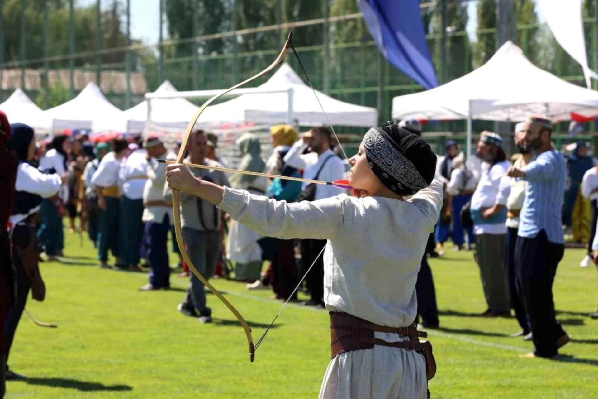 Sivas'ta Geleneksel Türk Okçuluğu Şampiyonası Başladı: 700 Sporcu Kıyasıya Yarışıyor