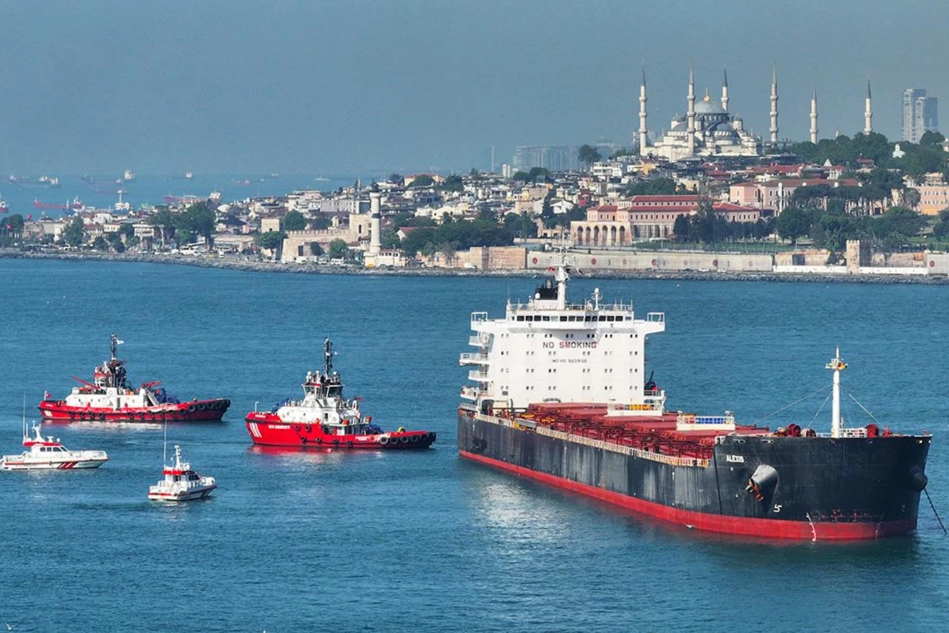 İstanbul Boğazı'ndaki Sredına Tankerinin Çekilmesiyle Gemi Trafiği Yeniden Açıldı