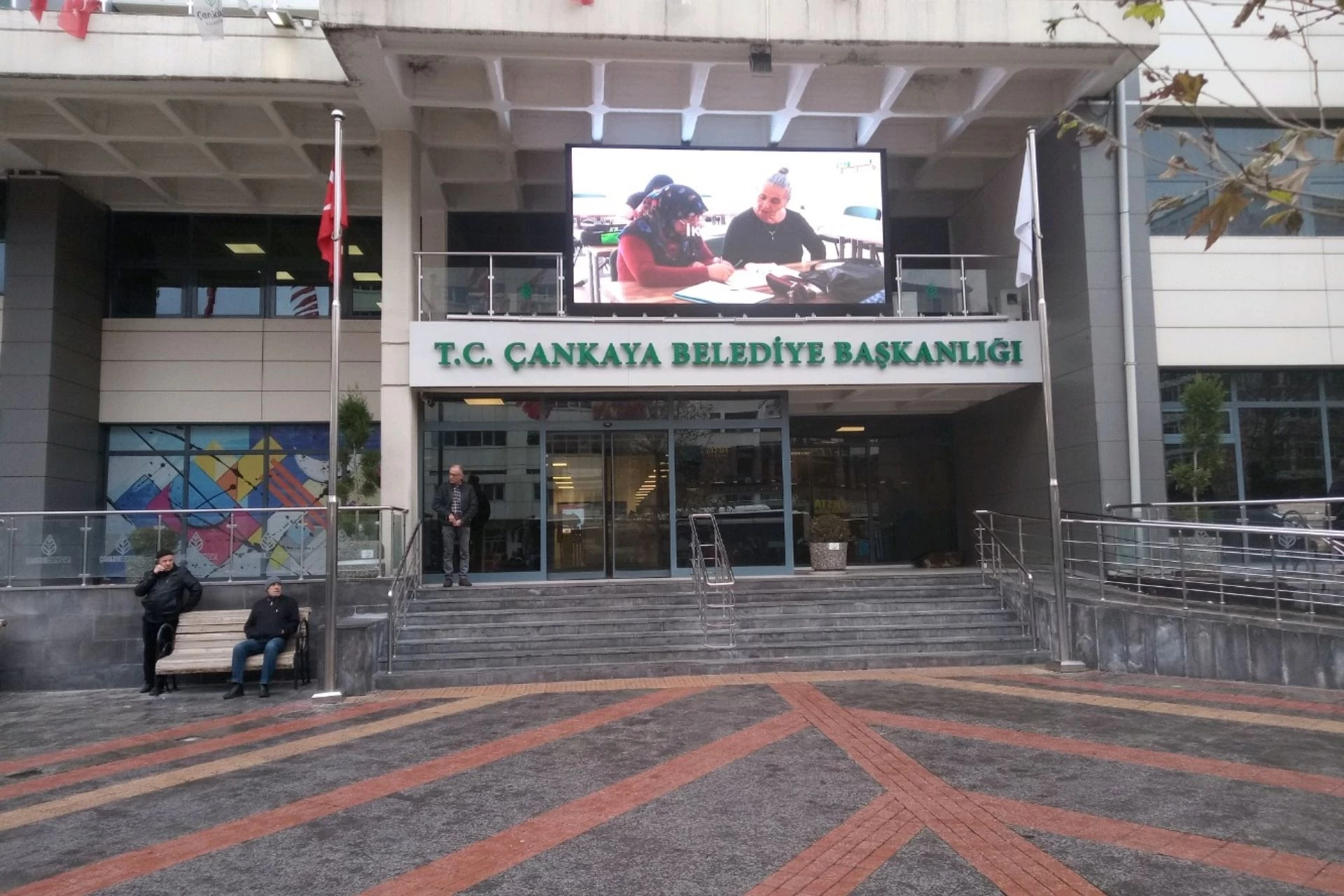 Çankaya Belediyesi Önünde Kendine Zarar Veren Sokak Müzisyeni M.A., Polis Ekiplerince İkna Edildi