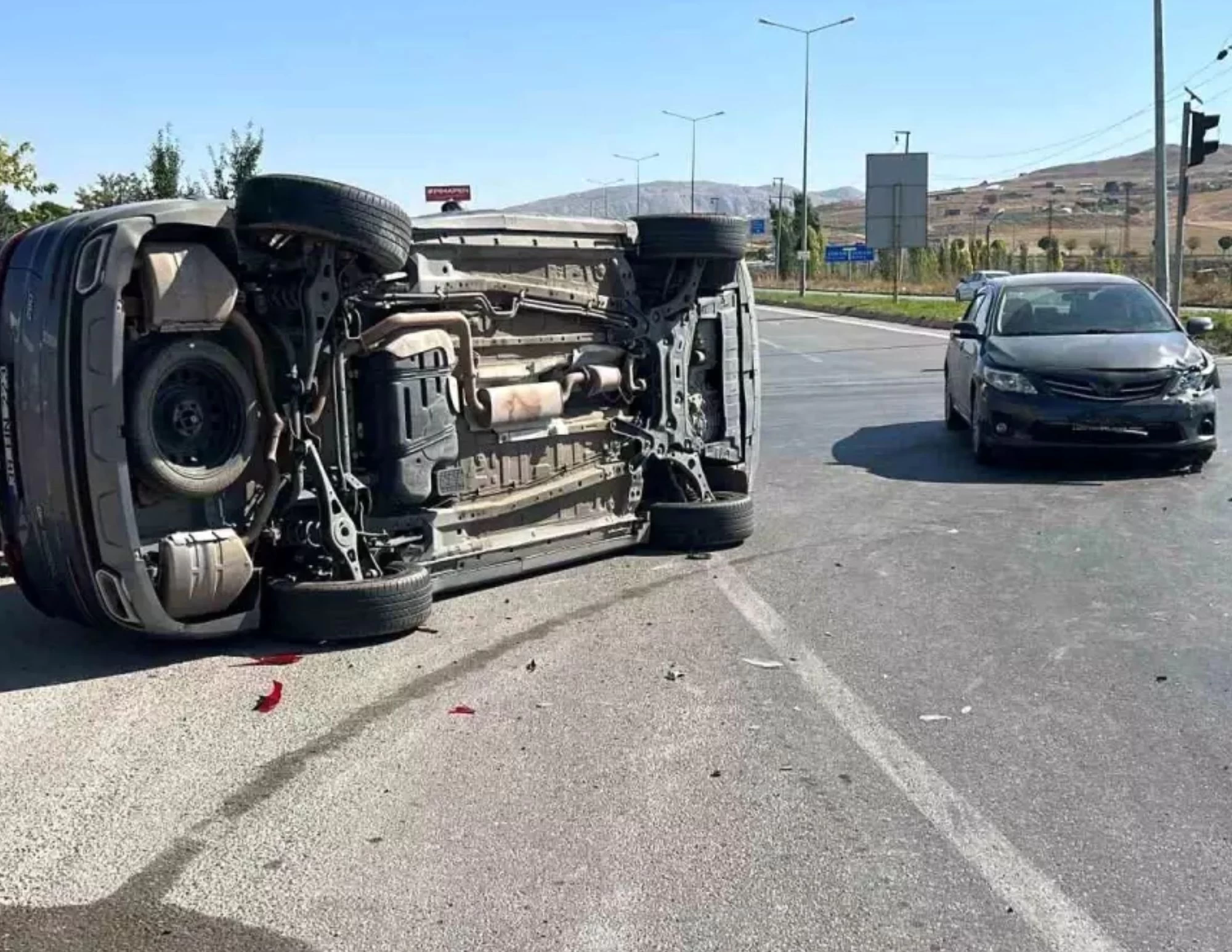 Sivas'ta Otomobilin Çarptığı Chery Cip Yan Yattı: 1 Yaralı