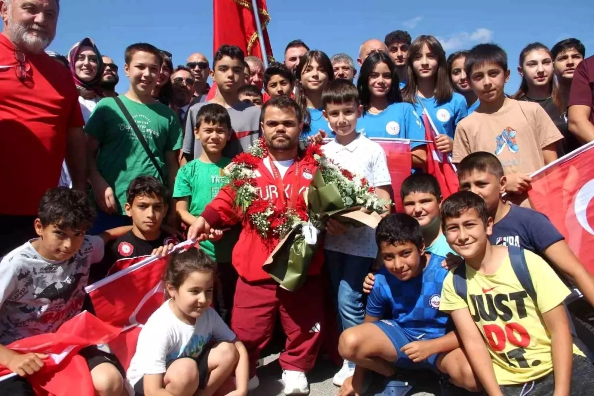 Paralimpik Oyunları'nda Tarih Yazan Abdullah Kayapınar Sivas'ta Halaylarla Karşılandı