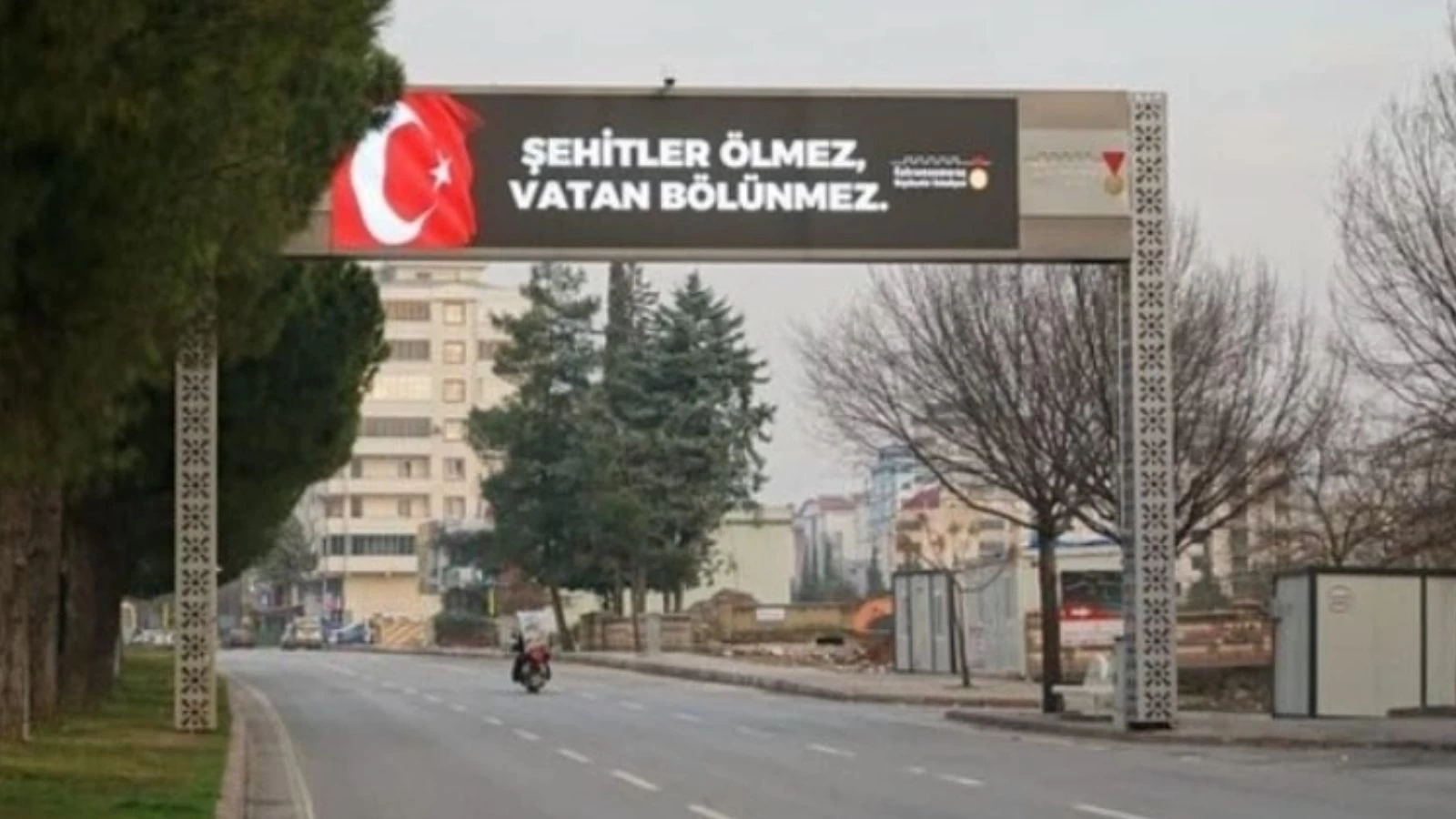 Kahramanmaraş ve Sivas Belediyesi, Pençe-Kilit Harekatı'ndaki çatışmada şehit olan 9 askerimiz için şehrin dört bir yanındaki led tabelalara özel bir mesaj yansıttı. Görsellerde, duygu yüklü bir ifadeyle "Şehitler ölmez, vatan bölünmez" mesajı yer aldı.